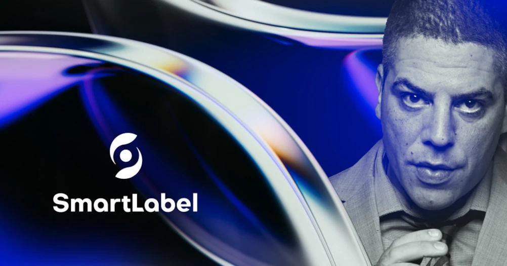 Hamda Belgaroui naast het logo van SmartLabel