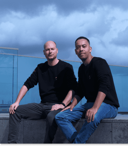 Image of Joost Rohde and Jonathan Oudekerk posing at the roof of the Forum in Groningen
